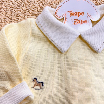 Macacão Tricotil (Tricot 100% Algodão) com Gola e Bordado - Amarelo Cavalinho de Brinquedo